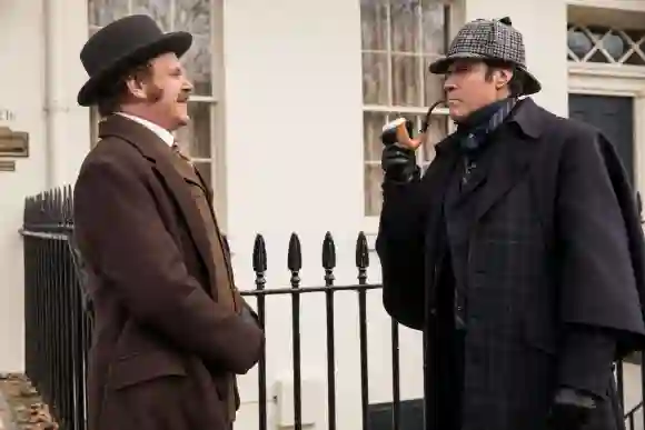 HOLMES &amp; WATSON, de gauche à droite, John C. Reilly dans le rôle du Dr Watson, Will Ferrell dans celui de Sherlock Holmes, 2018. ph : Giles Keyte. Columb