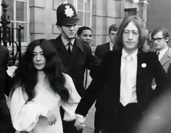 El Beatle John Lennon y Yoko Ono en Londres, noviembre de 1968.