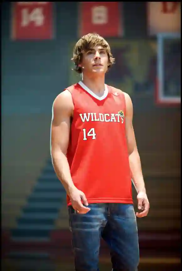 Zac Efron dans le rôle de "Troy Bolton" dans "High School Musical".