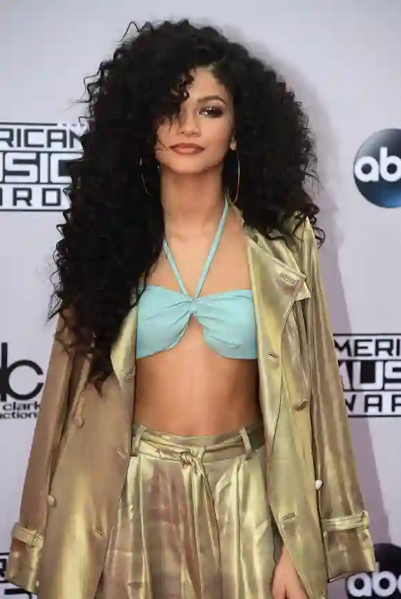 November 23, 2014 - Once again on the same dates, Zendaya has made a splash in her wardrobe, showing she's already a woman, plus she's not afraid to show off the power of her hair if she wanted to let it down in giggles.