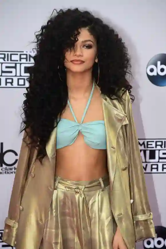 23 novembre 2014 - Encore une fois aux mêmes dates, Zendaya a fait un coup d'éclat dans sa garde-robe, montrant qu'elle est déjà une femme, en plus de ne pas avoir peur de montrer la puissance de ses cheveux si elle voulait les laisser tomber en rigolant.