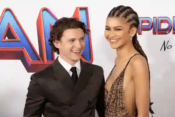 13 décembre 2021 - Zendaya assiste à la première de "Spider-Man : No Way Home" ; l'actrice est aussi officiellement la compagne de son partenaire Tom Holland.