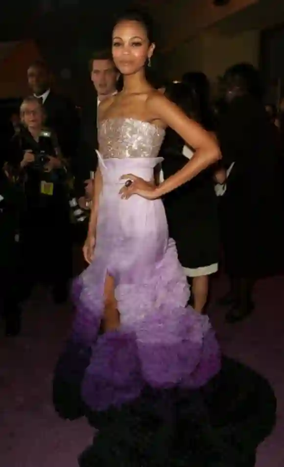 L'actrice Zoe Saldana assiste au 82e bal des gouverneurs des Oscars à Hollywood, le 7 mars 2010. AFP PHOTO/ VALERIE MACON (Le crédit photo doit se lire VALERIE MACON/AFP via Getty Images)