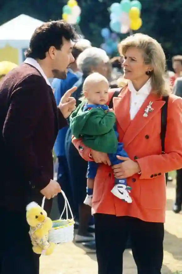Robert Pastorelli, Candice Bergen et Dyllan Christopher (Baby) dans Murphy Brown