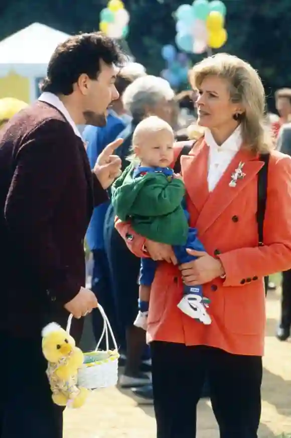 Robert Pastorelli, Candice Bergen y Dylan Christopher (Baby) en Murphy Brown