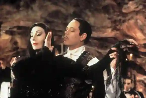 Anjelica Huston and Raúl Juliá in 'Addams Family Values'