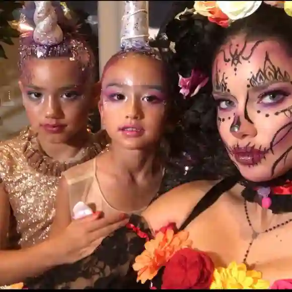 Adriana lima y sus hijas vestida de catrina