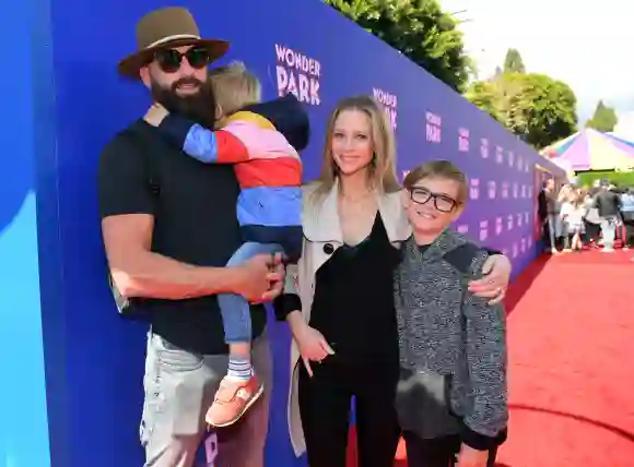 A. J. Cook y su familia en 2019 en Los Ángeles