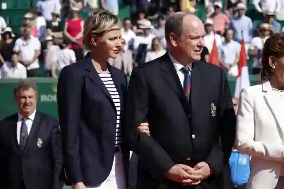 Le Prince Albert et la Princesse Charlène se montrent rarement affectueux en public