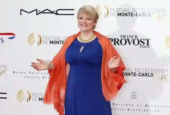 La estrella de "Nuestra pequeña granja" Alison Arngrim con un vestido largo azul