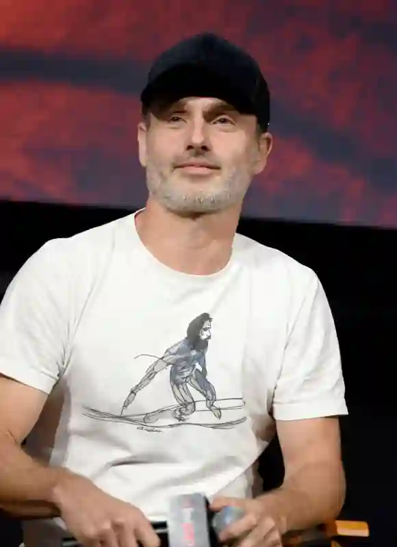 Andrew Lincoln parle sur scène lors de la table ronde The Walking Dead pendant le New York Comic Con au Hulu Theater au Madison Square Garden le 6 octobre 2018.