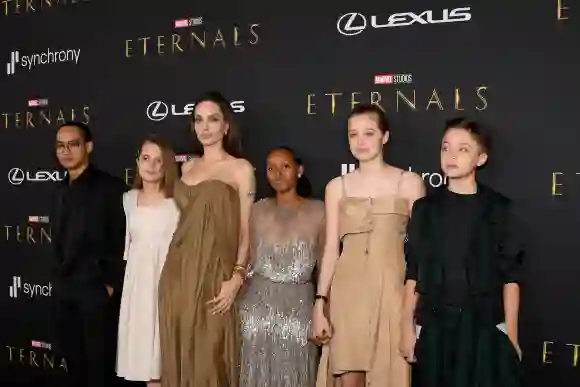 Angelina Jolie con sus hijos