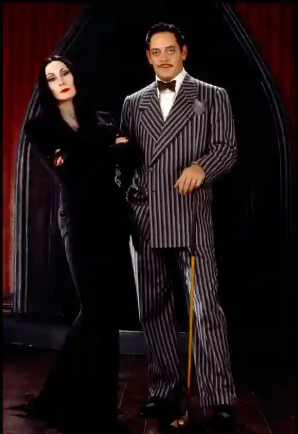 Anjelica Huston y Raul Julia en 'Los locos Addams'
