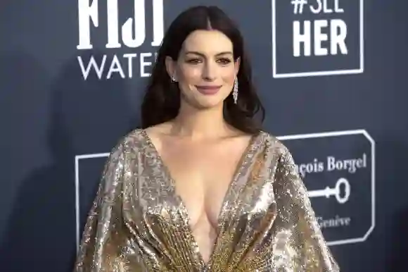 Anne Hathaway en la 25ª ceremonia de los Critics Choice Awards en el Barker Hangar. Santa Monica, 01/12/2020