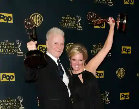 Anthony Geary et Maura West posent dans la salle de presse des 42e Daytime Emmy Awards, le 26 avril 2015.