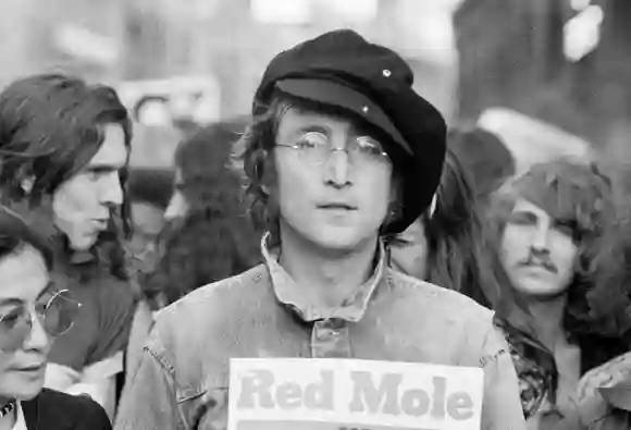 John Lennon's murderer Mark David Chapman confesses and apologizes to Yoko Ono