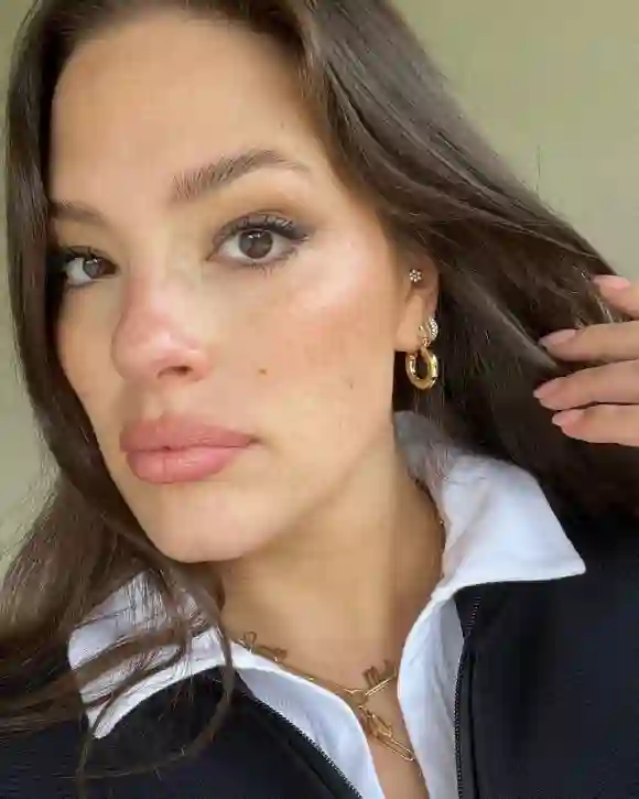 Ashley Graham shows her freckles