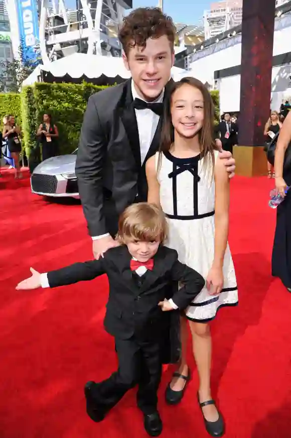 Aubrey Anderson-Emmons, Nolan Gould y Jeremy Maguire en los Premios Emmy de 2016