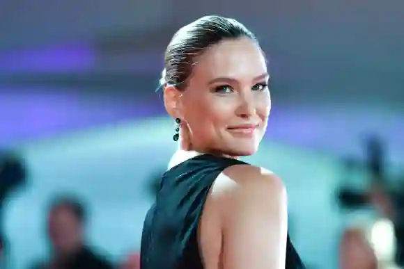 Bar Refaeli lanza su mirada por encima del hombro en el Festival de Venecia 2019