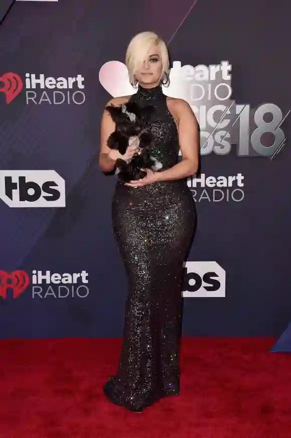Bebe Rexha llega a los iHeartRadio Music Awards 2018 que se transmitieron en vivo por TBS, TNT y truTV en The Forum el 11 de marzo de 2018 en Inglewood, California.