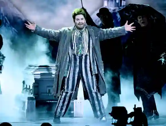 Alex Brightman et la distribution de 'Beetlejuice' se produisent sur scène lors des Tony Awards 2019, le 9 juin 2019.
