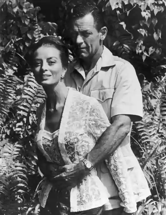 William Holden abraza a Capucine