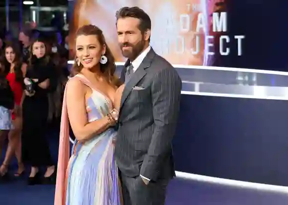 Blake Lively et Ryan Reynolds sur le tapis rouge de The Adam Project le 28 février 2022 à New York.