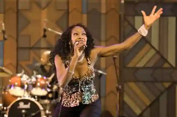 La chanteuse britannique Maizie Williams du groupe Ge