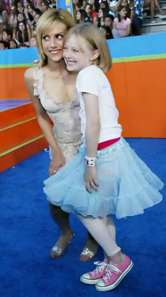 Brittany Murphy y Dakota Fanning en los Teen Choice Awards de 2003