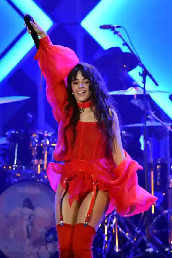 Camila Cabello con un look de tirantes