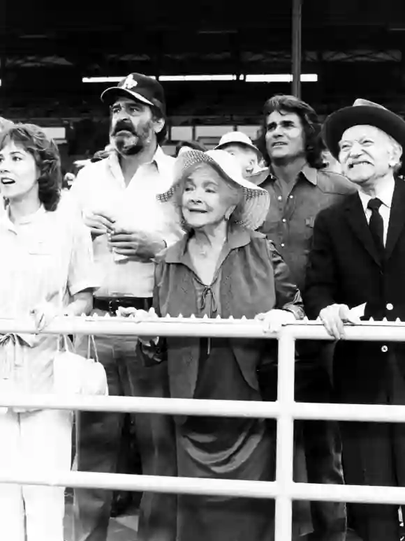 Marty McCusker, Victor French, Helen Hayes, Michael Landon y John Bleifer en una escena de la serie 'Camino al cielo'