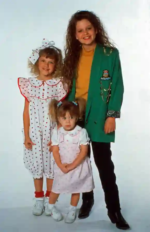 Candace Cameron Bure, Mary-Kate Olsen y Jodie Sweetin en un still promocional de la serie 'Paso a paso'