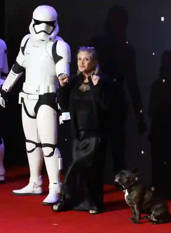 Carrie Fisher en el estreno europeo de Star Wars: The Force Awakens, 2015