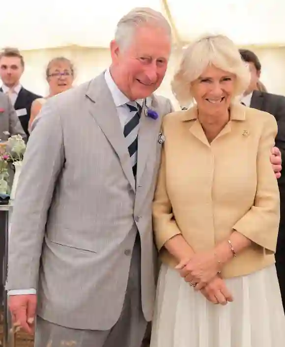 La duquesa Camilla y el príncipe Carlos posan juntos en el 72 cumpleaños de Camilla