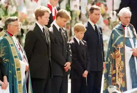 Charles Spencer, le prince William, le prince Harry et le prince Charles lors des funérailles de la princesse Diana.