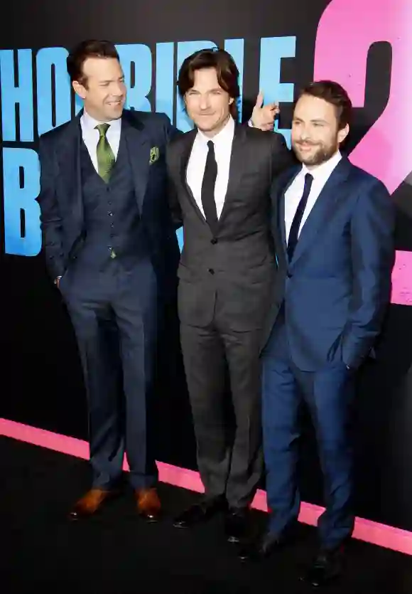 Jason Sudeikis, Jason Bateman et Charlie Day à la première de "Horrible" à Los Angeles.