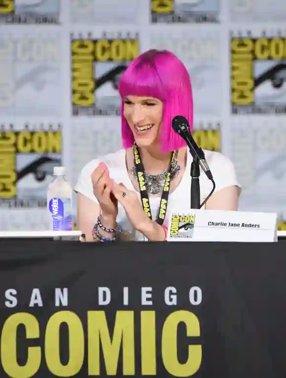 Le scénariste Charlie Jane Anders parle sur scène pendant le Comic-Con International 2017, le 20 juillet 2017 à San Diego, en Californie.