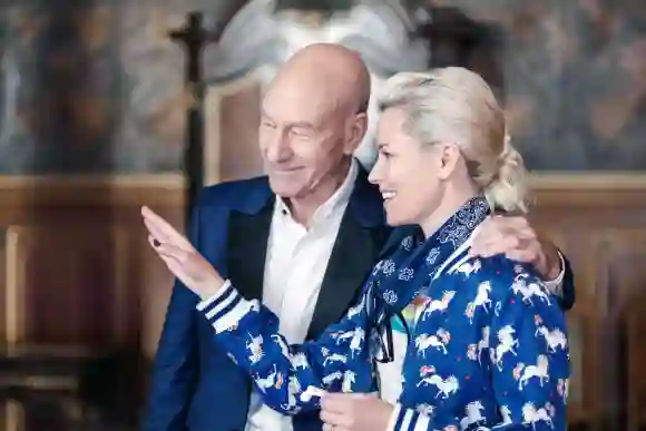 Patrick Stewart et la réalisatrice Elizabeth Banks sur le plateau de tournage de "Charlie's Angels".