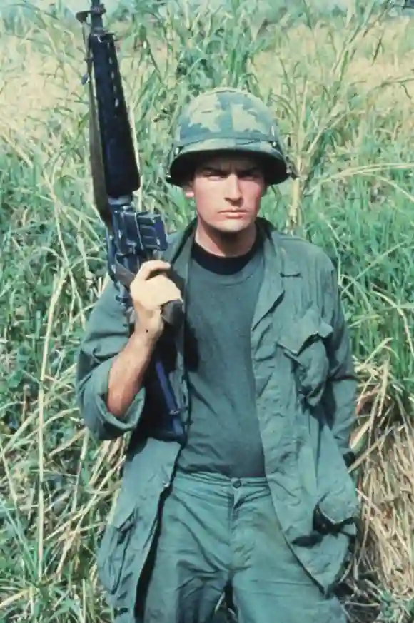Charlie Sheen en una imagen promocional de la película 'Pelotón'