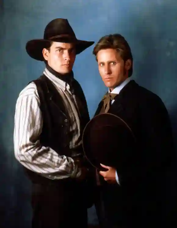 Charlie Sheen y Emilio Estévez en una imagen promocional de la película 'Young Guns'