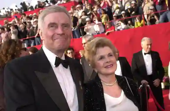 at the 73rd Annual Academy Awards, Shrine Auditorium, Los Angeles, 03-25-01 CHARLTON HESTON and WIFE LYDIA at the 73rd A