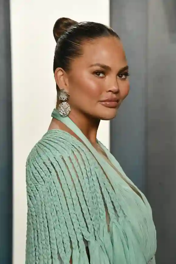 Chrissy Teigen attends the 2020 Vanity Fair Oscar Party on February 09, 2020 in Beverly Hills, California.
