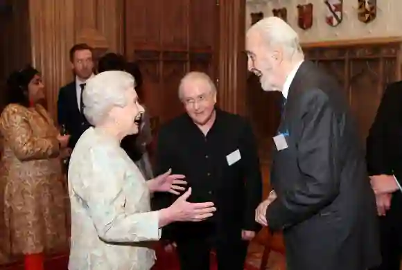 La Reine Elizabeth II rencontre l'acteur Christopher Lee lors d'une réception pour l'industrie cinématographique britannique, le 4 avril 2013.