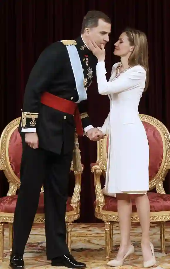Letizia y Felipe comparten un beso durante la Coronación del Rey Felipe VI en 2014
