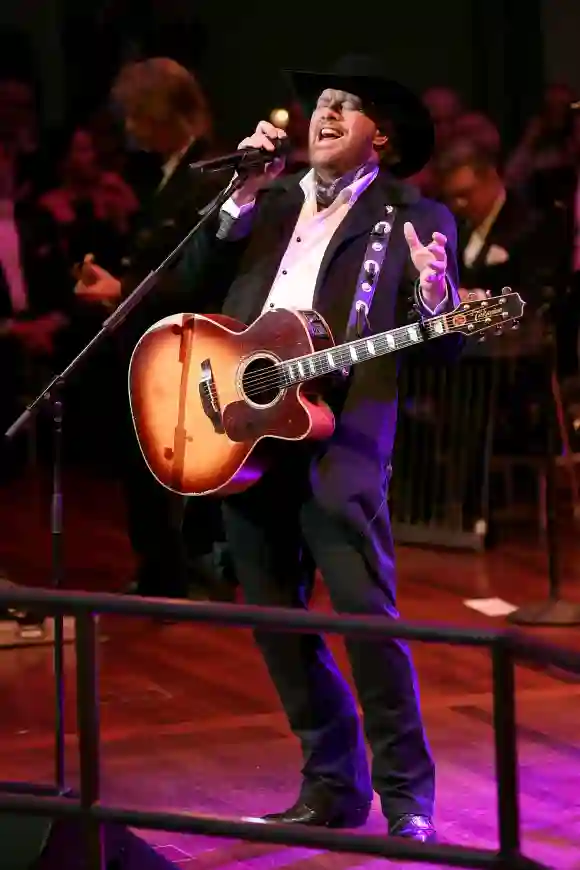 Toby Keith se produit en 2018 lors du 34e bal annuel de l'orchestre symphonique de Nashville.