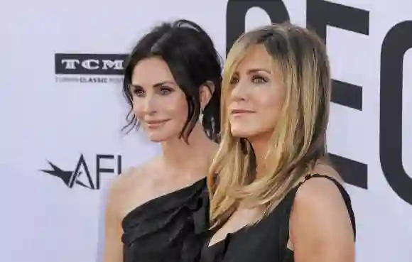 Girlfriends Courteney Cox and Jennifer Aniston