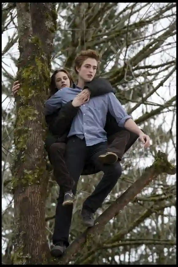 Robert Pattinson y Kristen Stewart en una escena de la película 'Crepúsculo'