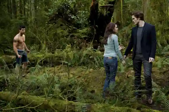 Taylor Lautner, Kristen Stewart y Robert Pattinson en una escena de la película 'Crepúsculo: la saga - Luna nueva'
