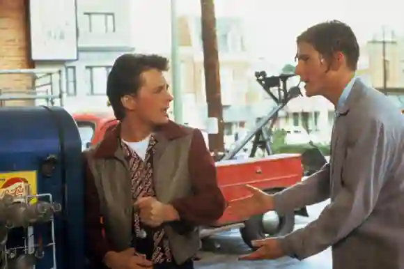 Michael J. Fox como "Marty" y Crispin Glover como "George McFly" en 'Volver al Futuro'