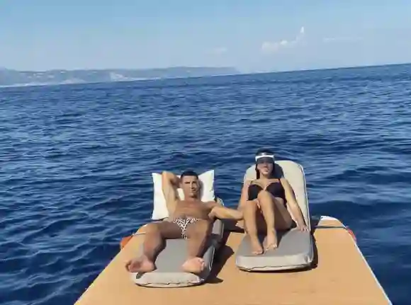 Cristiano Ronaldo et Georgina Rodriguez en vacances en amoureux et en famille à la mer